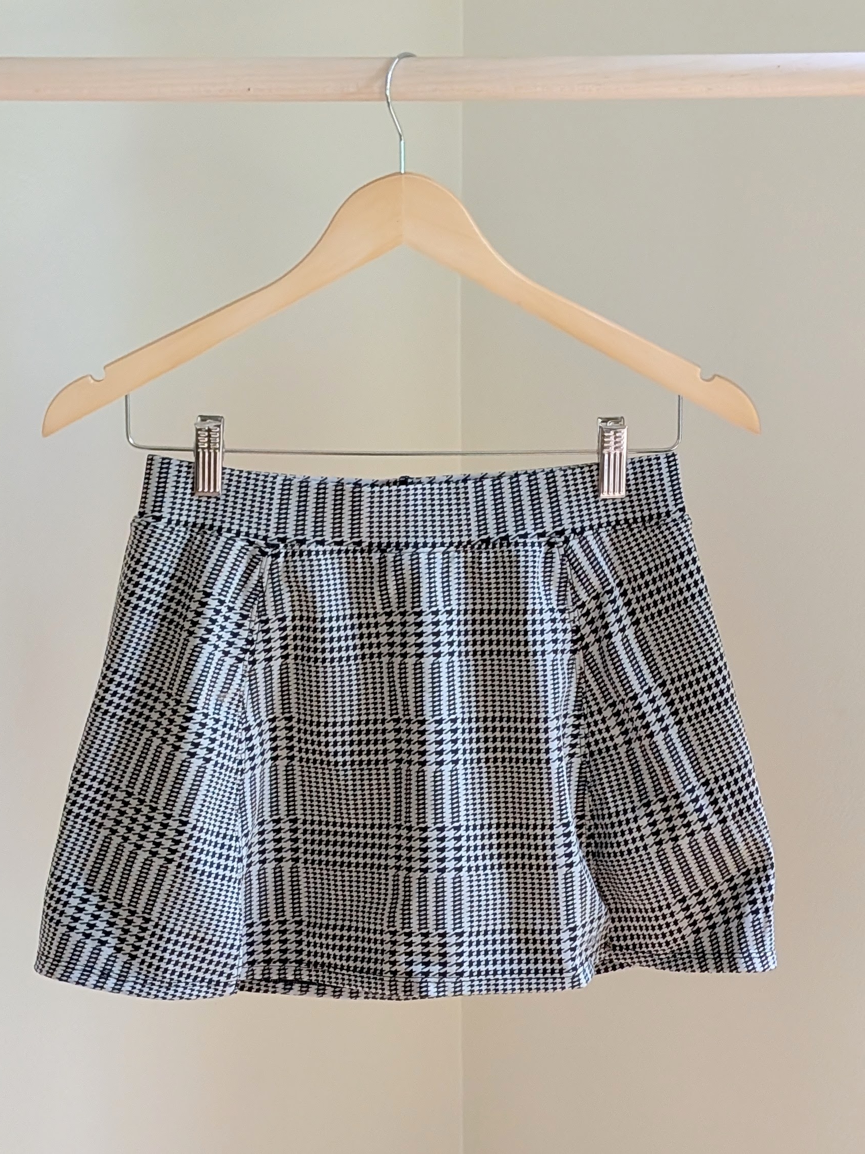 Alo Yoga Houndstooth Jacquard Mini Skort In Black/White - S